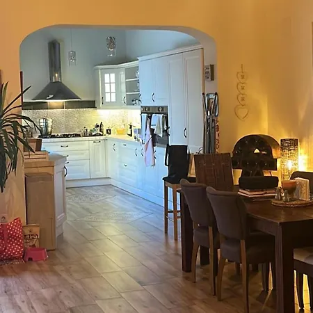 Dom wakacyjny House -sleeps 6-garden-fireplace