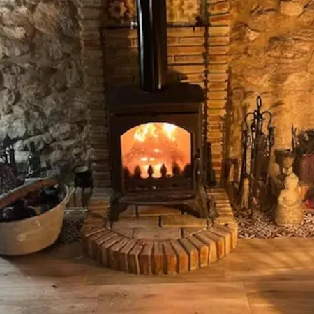 House -sleeps 6-garden-fireplace *