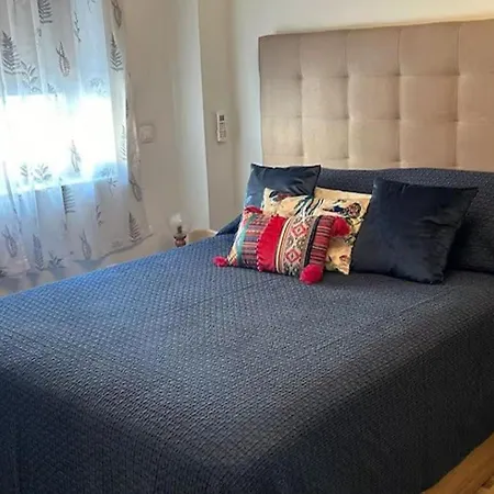 House -sleeps 6-garden-fireplace